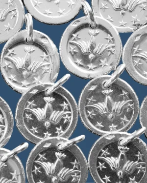 Médaille en argent colombe étoilée aux ailes déployées