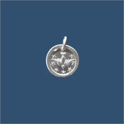 Médaille frappée en argent colombe étoilée aux ailes déployées – P41 – 15mm