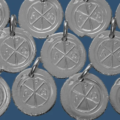 Médaille frappée en argent Chrisme Alpha et Oméga – P14 – 15mm