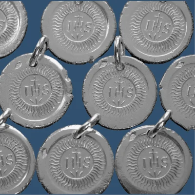 Médaille frappée en argent Blason de la Compagnie de Jésus – P31 – 15mm