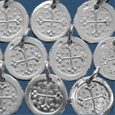 Médaille frappée en argent Croix fine pommelée sur fond étoilé – P27 – 15mm