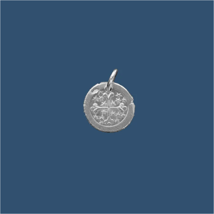Médaille frappée en argent Croix fine pommelée sur fond étoilé – P27 – 15mm