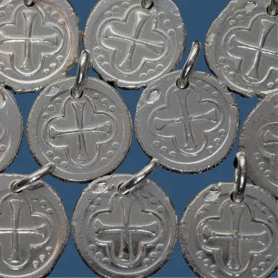 Médaille frappée en argent Croix médiévale dans quadrilobe – P15 – 15mm
