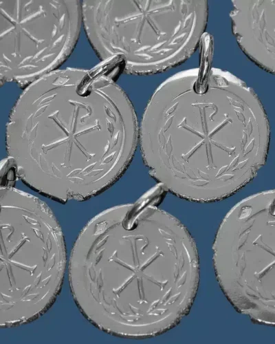 Monogramme Christ en argent cerclé de laurier – P11