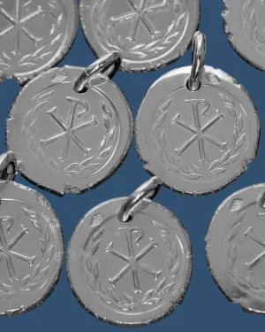 Monogramme du Christ en argent cerclé de laurier