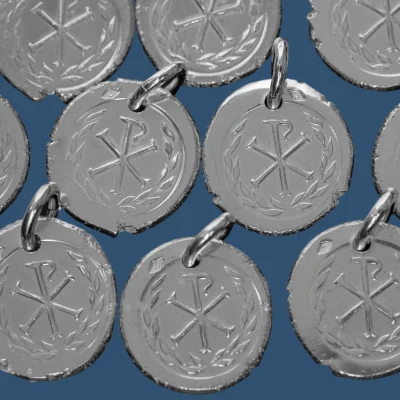 Monogramme du Christ en argent cerclé de laurier