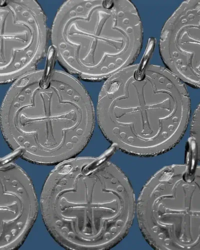 Médaille frappée en argent Croix médiévale dans quadrilobe – P15