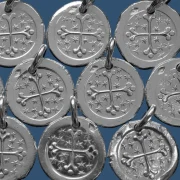 Médaille Croix fine pommelée sur fond étoilé en argent