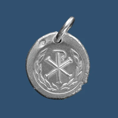 Monogramme du Christ en argent cerclé de laurier